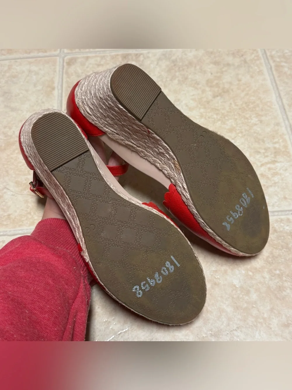 Vionic Anna Cherry Red Scalloped Closed Toe Wedge Sandals Size 9